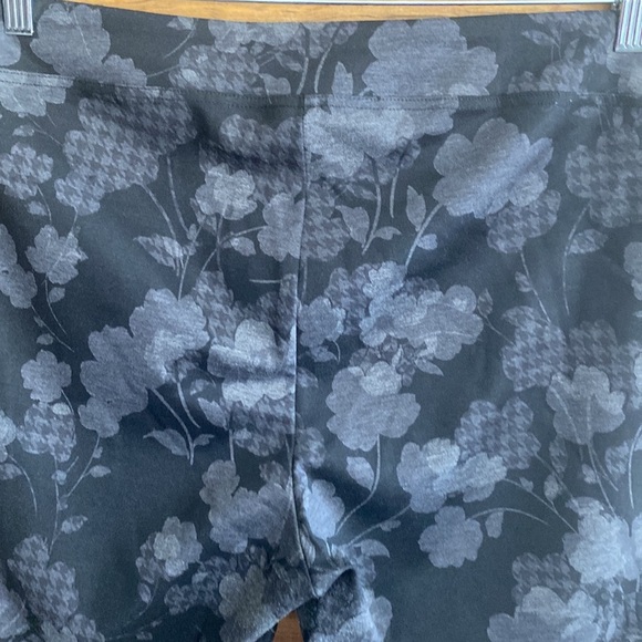 Zac & Rachel Black Grey Floral Print Figure Defining Legging
Pants - Picture 6 of 7